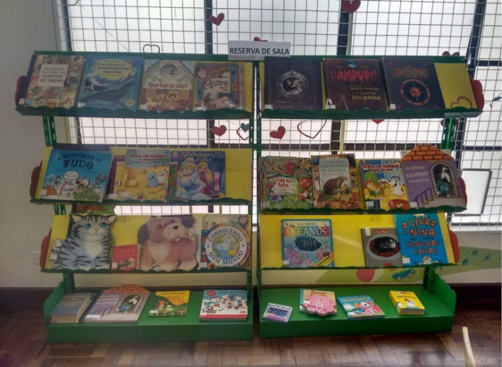 C:\Users\Karina\Documents\1 TCC\fotos campo de pesquisa\livros que só leem na sala