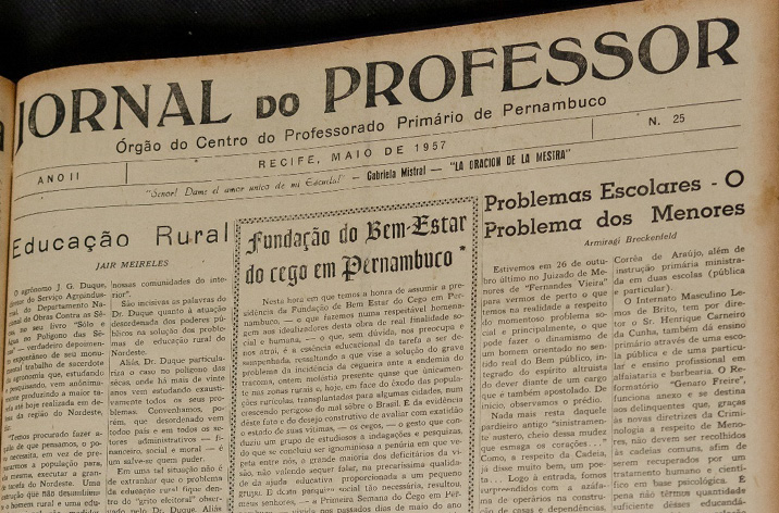 Jornal com texto preto sobre fundo branco

Descrição gerada automaticamente