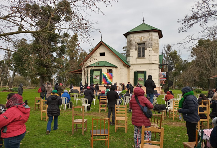 Grupo de pessoas na grama em frente a casa

Descrição gerada automaticamente