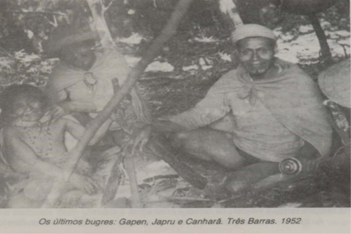 Foto em preto e branco de pessoas posando para foto

Descrição gerada automaticamente