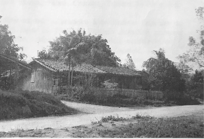 Foto preta e branca de um campo de terra

Descrição gerada automaticamente