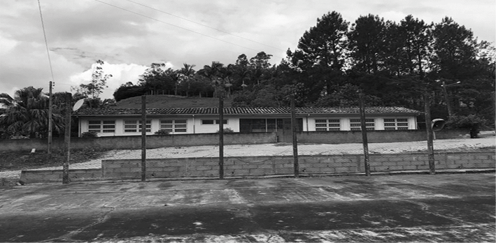 Foto preta e branca de um campo

Descrição gerada automaticamente